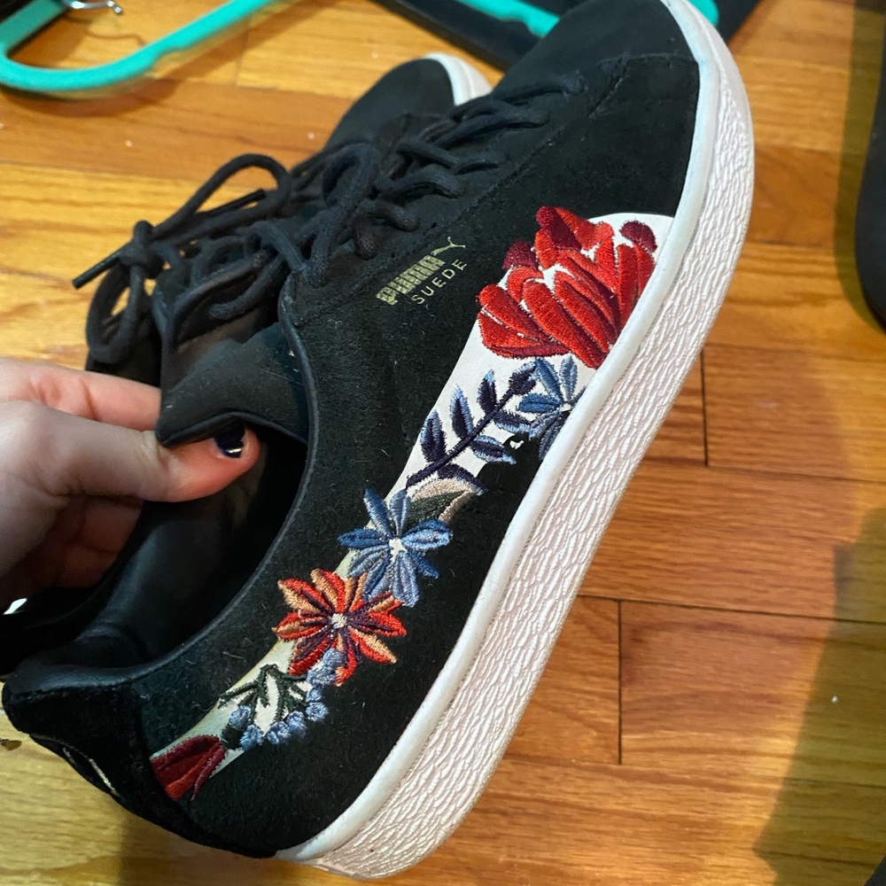Puma suede black sneaker with floral design in good condition